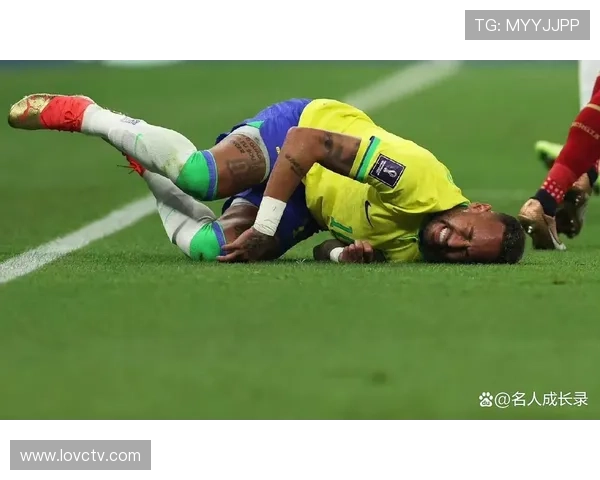 《球王C罗:从贫民窟到绿茵场的传奇之路预告震撼发布》 《球王C罗:从贫民窟到绿茵场的传奇之路预告震撼发布》