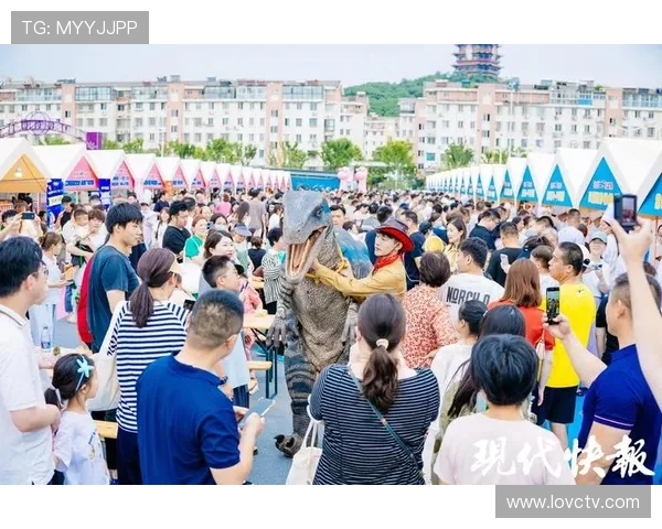 常州球迷庆祝苏超首胜 热情涌向主教练爱人面馆打卡留念
