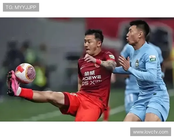 河南队闯入足协杯决赛与远征球迷合影庆祝 更衣室内激情洋溢共庆辉煌时刻 河南队闯入足协杯决赛与远征球迷合影庆祝 更衣室内激情洋溢共庆辉煌时刻